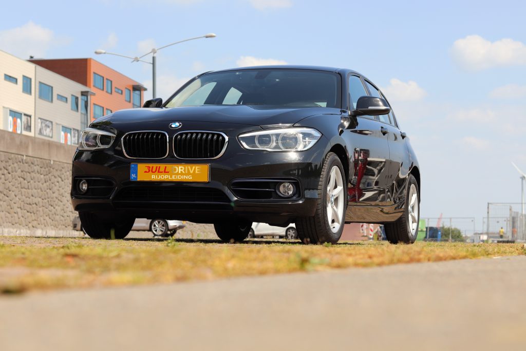 Een auto van rijschool Bull Drive